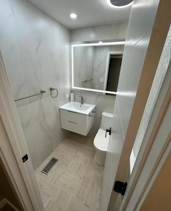 small bathroom with marbel tile, sink