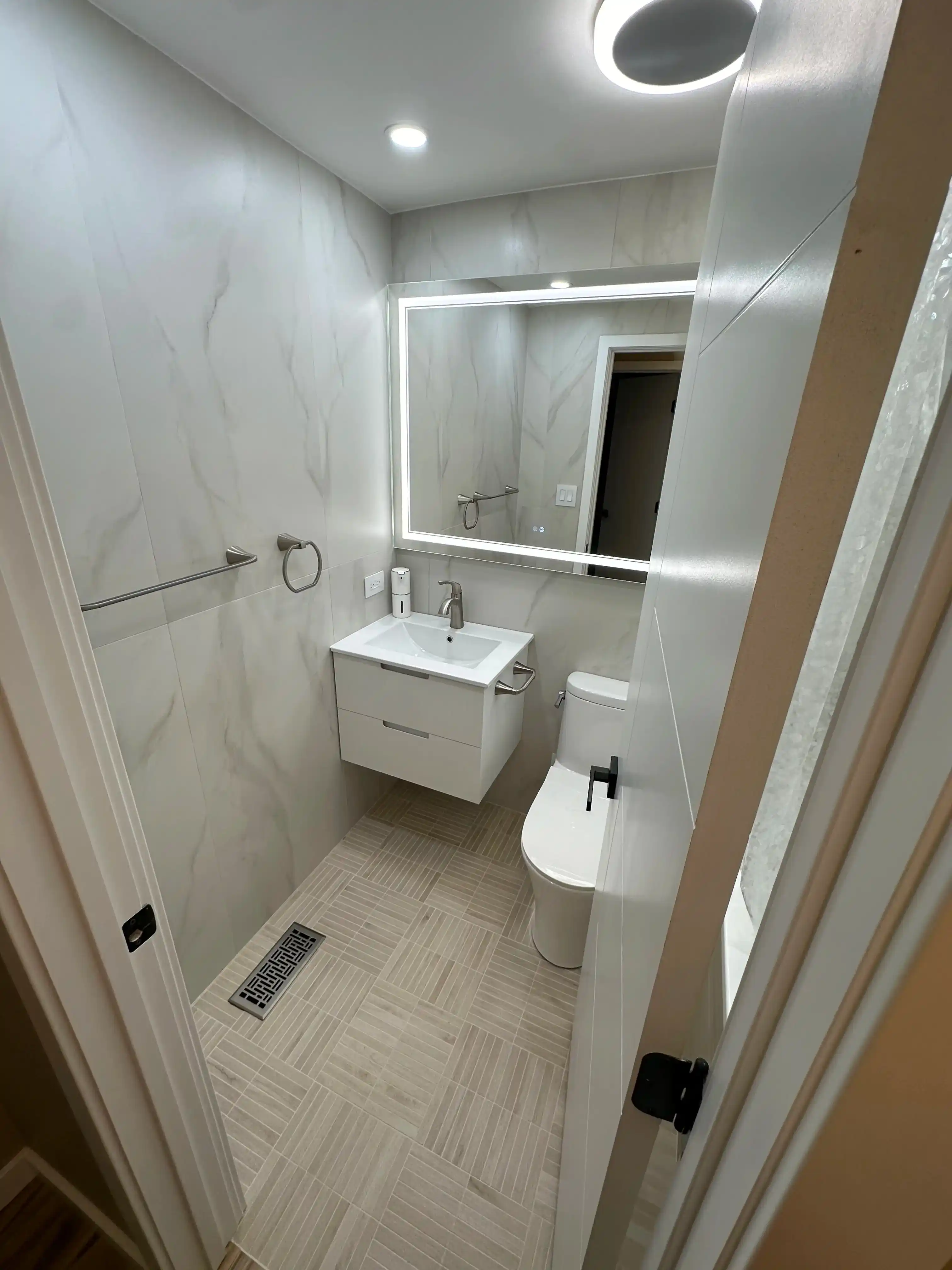 small bathroom with marbel tile, sink